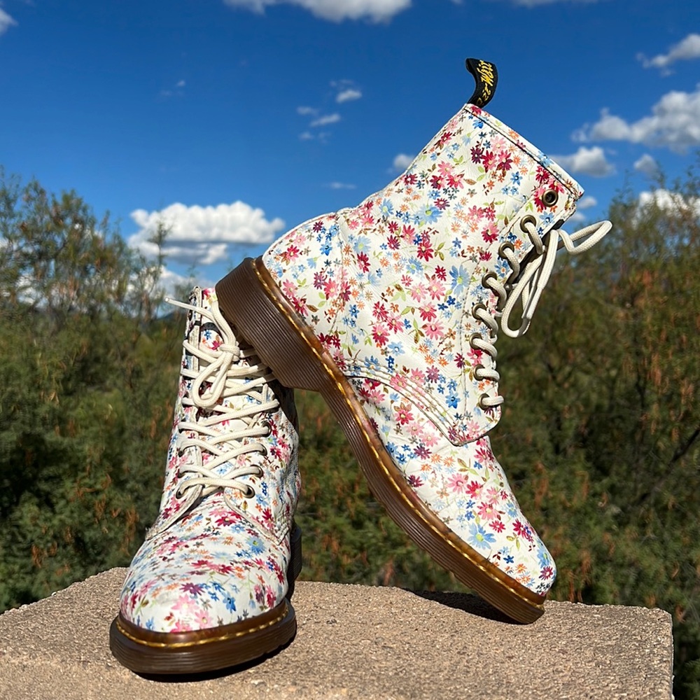 🌸 Dr. Martens Vintage Pointed Toe Floral Boots 🌸 - Picture 6 of 17